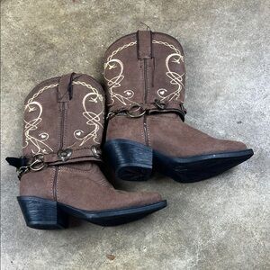 Durango Lil’ Crush Heartfelt Boots in little girls
Size: 9m